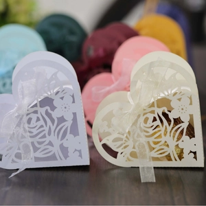 Boîtes à bonbons en forme de cœur découpées au laser avec rubans en organza assortis