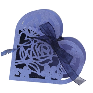 Boîte cadeau en forme de cœur découpée au laser avec motif rose et ruban bleu