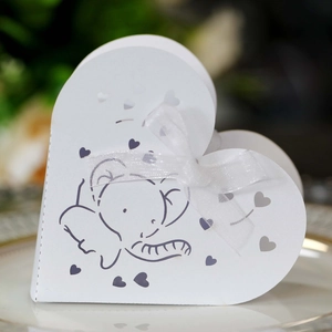 Dettaglio della scatola regalo bianca a forma di cuore con elefante e nastro bianco