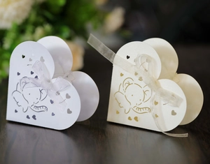 Dettaglio di scatole regalo a cuore con stampe di elefanti e nastri di raso lucidi