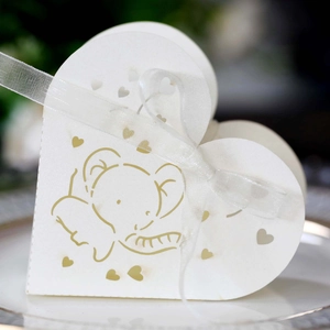 Dettaglio della scatola di caramelle a cuore con elefante dorato e nastro in organza