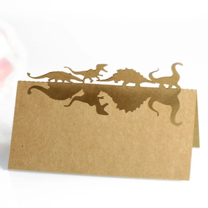 Silhouettes de dinosaures découpées au laser sur marque-places en papier kraft pour fêtes