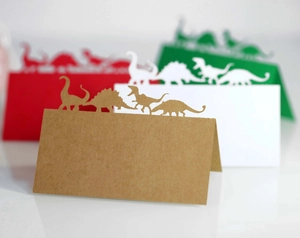 Détail de silhouette de dinosaure découpée au laser sur cartes de table en papier kraft