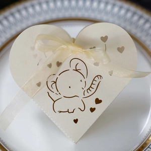 Scatola porta caramelle a cuore con elefante blu e nastro di organza giallo decorativo