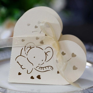 Macro di scatola per confetti a cuore avorio perlato con intaglio elefante e nastro organza