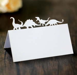 Détail de la silhouette de dinosaure découpée au laser sur un marque-place blanc plié
