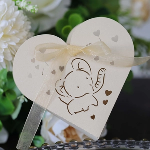 Dettaglio della scatola per caramelle a elefante color champagne con cuore e nastro