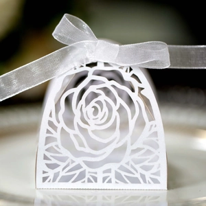Dettaglio della scatola per confetti tagliata al laser con elegante fiocco in organza