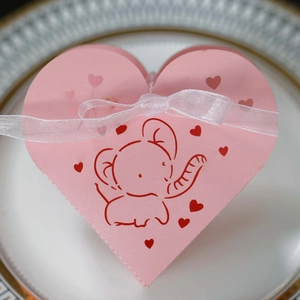 Scatola regalo rosa a forma di cuore con stampa di elefante e fiocco in nastro bianco