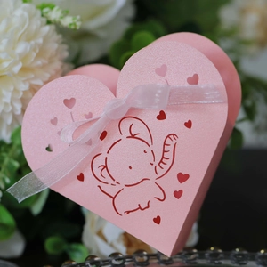 Scatola regalo rosa a forma di cuore con elefante cartone e nastro di organza
