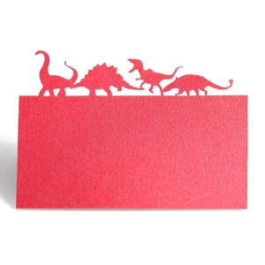 Détail de marque-places dinosaures découpés au laser en papier rouge nacré pour fête