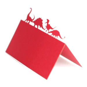 Détail du marque-place dinosaure rouge découpé au laser pour fête d'anniversaire