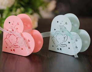 Dettaglio dell'intaglio a cuore e illustrazione di elefante su scatola regalo blu