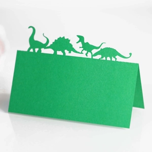 Détail de marque-places dinosaures découpés au laser pour les fêtes d'anniversaire