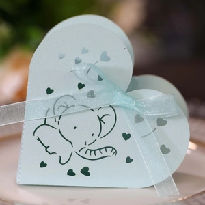 Scatola porta confetti cuore azzurro con intaglio di elefante e nastro di seta blu