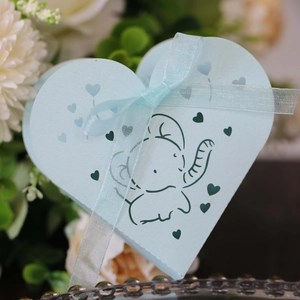Dettaglio della scatola regalo azzurra a cuore con stampa elefante e nastro