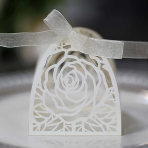 Scatola porta confetti bianca tagliata al laser con rose e nastro in organza