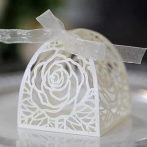 Dettaglio della scatola porta confetti bianca con intaglio laser e nastro in organza