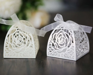 Dettaglio della scatola di caramelle rosa tagliata al laser con nastro in organza