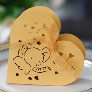 Dettaglio di scatola regalo a cuore con intaglio laser e stampa di elefante dorato