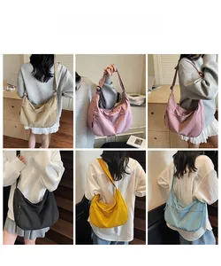 Collage de modèles portant le sac croissant en nylon en six couleurs variées