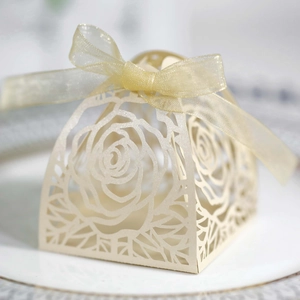 Dettaglio macro della scatola di caramelle rosa tagliata al laser con fiocco in organza