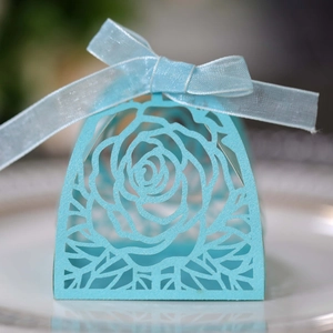 Vista macro di scatola regalo blu intagliata a laser con fiocco per matrimoni