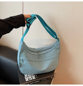 Détail du sac bandoulière en nylon bleu clair imperméable avec sangle réglable et zip