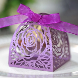 Scatola porta confetti viola intagliata al laser con rosa e nastro per nozze