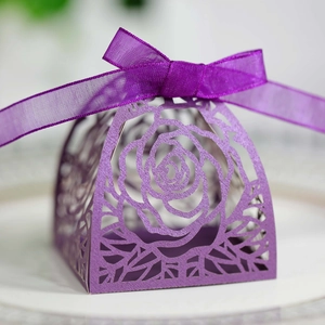 Dettaglio scatola regalo viola intagliata al laser con motivo a rose e nastro