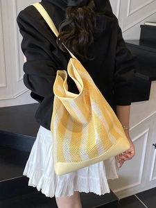 Sac fourre-tout en maille à rayures jaunes et blanches avec bandoulière en cuir