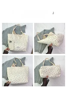 Détail du sac cabas en coton à fleurs avec étiquette Magic Pocket et motifs de pétales