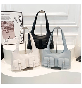 Détails des poches fonctionnelles et boucles métalliques des sacs sous les bras tendance