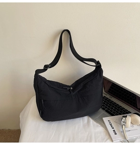 Détail du sac bandoulière croissant noir avec poche zippée et sangle réglable