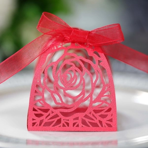 Dettaglio scatola regalo rossa traforata al laser con rosa e fiocco in organza
