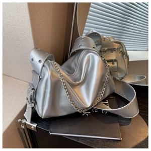 Detail of silver metallic wrinkled shoulder bag with thick chain and eyelet strap
