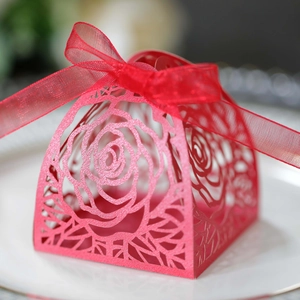 Dettaglio scatola di caramelle rossa tagliata al laser con rose e nastro di seta