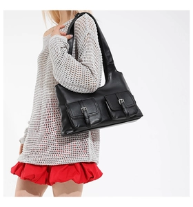 Vue latérale d'un sac cabas en simili cuir noir avec poches porté par un mannequin