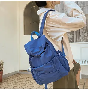 Vue extérieure d'un sac à dos bleu avec cordon et poches plissées en nylon léger