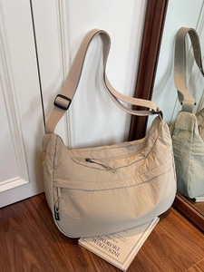Sac bandoulière tendance en nylon beige avec sangle réglable pour les déplacements quotidiens