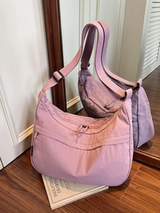 Sac bandoulière lilas en nylon en forme de demi-lune avec bandoulière réglable
