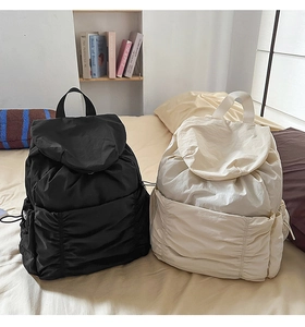 Détail d'un sac à dos minimaliste avec cordon de serrage en tissu lavé et grande poche