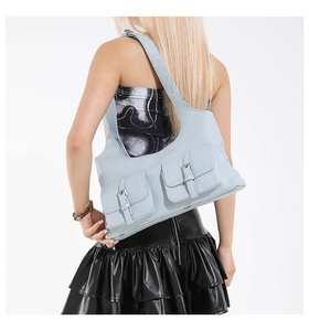 Vue détaillée d'un sac Hobo bleu clair avec deux poches à boucle et bandoulière intégrée