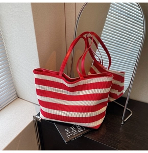 Detailansicht der rot-weiß gestreiften gewebten Shopper-Tasche mit Ledergriffen