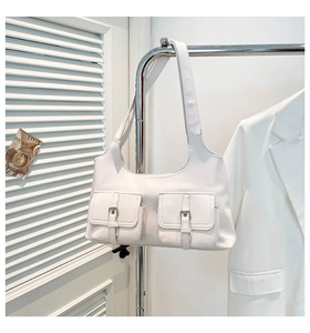 Détail du sac à bandoulière blanc en similicuir avec deux poches et boucles en argent