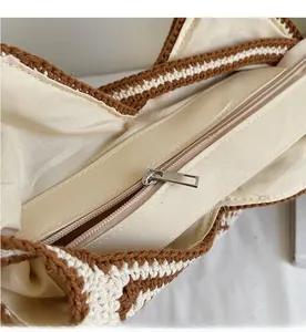 Vue détaillée de la fermeture éclair en métal et de la doublure du sac au crochet