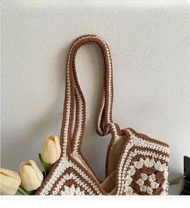 Gros plan du sac fourre-tout au crochet rétro avec motif granny square et anses plates confort