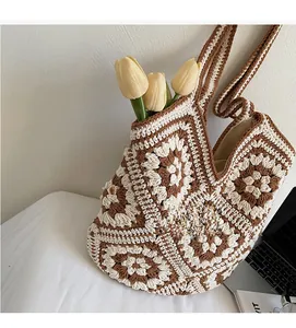 Vue détaillée du sac cabas en crochet marron et beige au motif floral bohème
