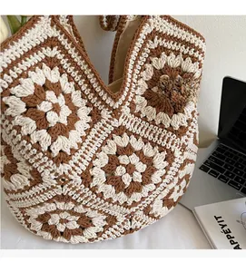 Détail du sac cabas en crochet fait main avec motifs de fleurs granny squares marron et beige