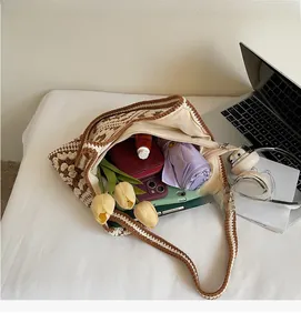 Intérieur spacieux du sac cabas au crochet montrant le rangement d'objets essentiels